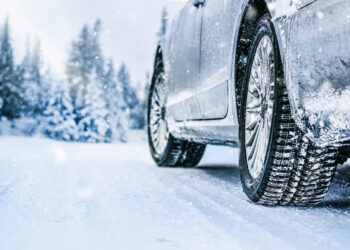 Vairavimo žiemą ypatumai: 5 patarimai, padėsiantys išvengti netikėtumų kelyje