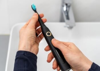 Kaip naudoti elektrinį dantų šepetėlį?