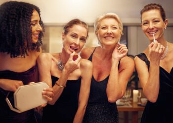 Stilingos Ir Elegantiškos: Proginės Suknelės Vyresnėms Moterims