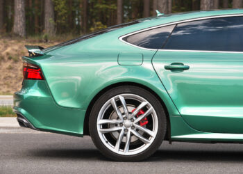 Didžiausią vidutinę ridą Lietuvoje turi žali, rudi ir sidabriniai automobiliai