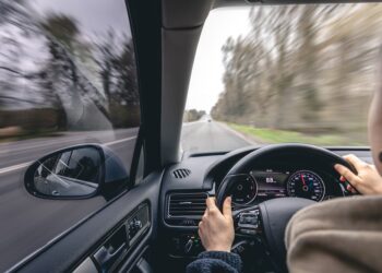 Kaip auto nuoma padeda įveikti mobilumo iššūkius užsienyje?