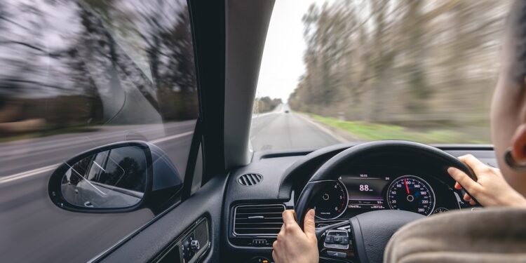 Kaip auto nuoma padeda įveikti mobilumo iššūkius užsienyje?