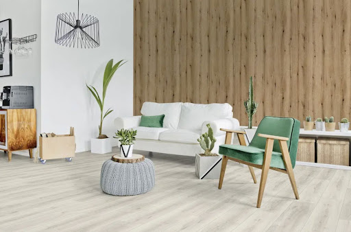 Kas yra vinilinės grindys ir kodėl jos tokios populiarios? Kas yra vinilinės grindys ir kodėl jos tokios populiarios?