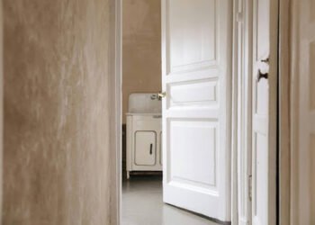 Baltos durys interjere: kodėl jos išlieka populiariausiu pasirinkimu?