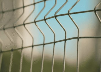 Segmentinė tvora: kodėl montavimas lemia daugiau nei pati konstrukcija?