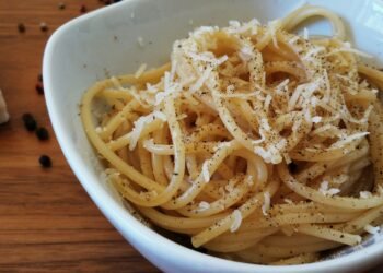 Receptas: Cacio e Pepe su citrinų žolelių sviestu
