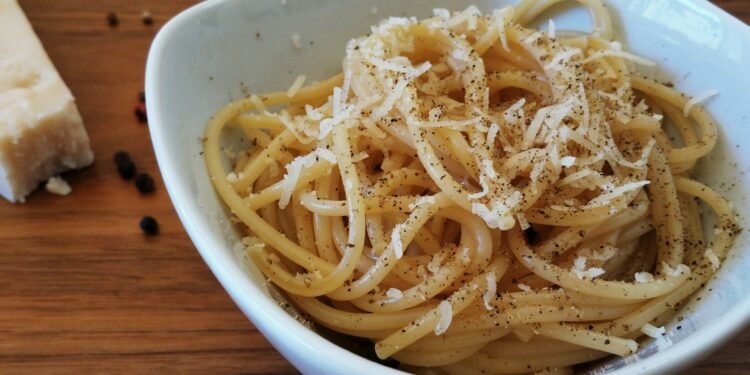 Receptas: Cacio e Pepe su citrinų žolelių sviestu Receptas: Cacio e Pepe su citrinų žolelių sviestu