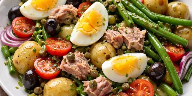 Receptas: Nicoise stiliaus salotos su tunu, kiaušiniu, žaliomis pupelėmis