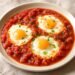 Receptas: Shakshuka su fetos sūriu ir šviežiomis žolelėmis