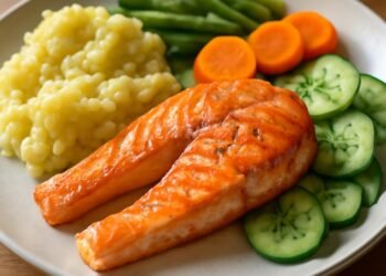 Receptas: Orkaitėje kepta lašiša su citrusų-medaus glazūra ir žolelių sviestu
